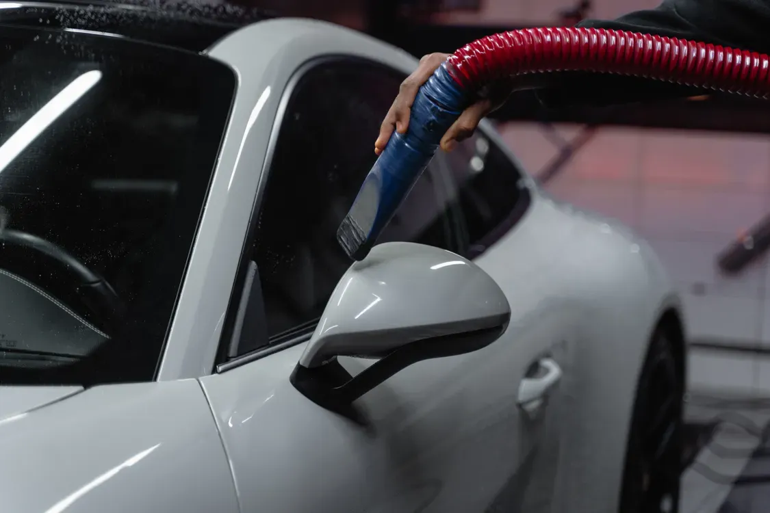 Vysávání automobilu při profesionálním čištění